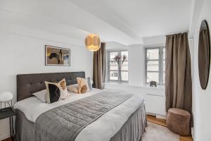 a bedroom with a large bed and a window at Sanders Regent - Smart Two-Bedroom Apartment Near Central Square in Copenhagen
