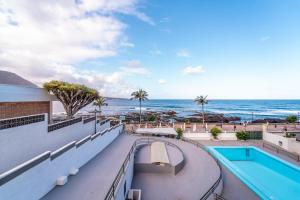 uma vista para o oceano a partir da varanda de um hotel em Beach Views em Punta del Hidalgo