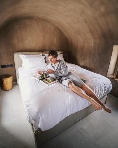Tempat tidur dalam kamar di Santorini Sky, The Lodge