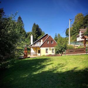 een huis op een heuvel met een groene tuin bij Ubytování U KRAKONOŠE in Lampertice