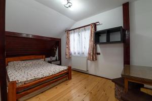 En eller flere senge i et værelse på Piricske Guest House Harghita