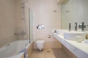 Et badeværelse på Porto Galini Seaside Resort & Spa