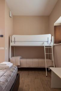 Bunk bed o mga bunk bed sa kuwarto sa Agriturismo La Follonella