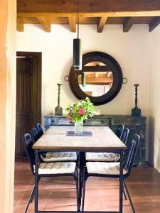 A seating area at EL CUENTO DE LA ENCINA. Un espacio para sentir Még 29 kép