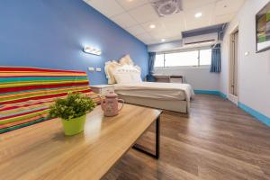a room with a bed and a table and a couch at Liu He Su Hotel in Kaohsiung +74 photos