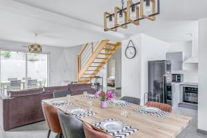 una sala da pranzo e una cucina con tavolo e sedie di L'Exploratrice a Saint-Lunaire