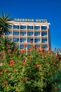 un hotel con un cartel en la parte superior de un árbol en Navarria Blue Hotel, en Limassol