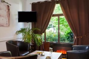 una sala da pranzo con tavolo e camino di Comfort Hotel Lens - Noyelles Godault a Noyelles-Godault