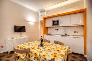 Kuchyňa alebo kuchynka v ubytovaní Apartments Rione Trastevere XIII + 37 fotografií