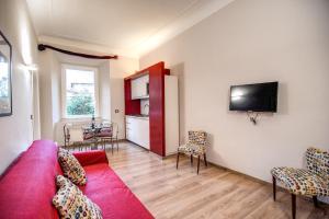 Televízia a/alebo spoločenská miestnosť v ubytovaní Apartments Rione Trastevere XIII