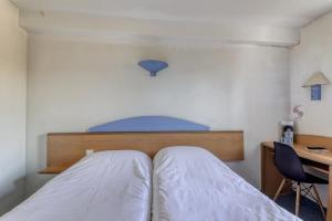 Postel nebo postele na pokoji v ubytování Brit Hotel Essentiel Saint-Flour