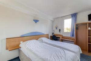 Postel nebo postele na pokoji v ubytování Brit Hotel Essentiel Saint-Flour