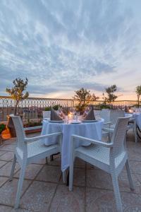 uma mesa branca e cadeiras num pátio em Le Caspien Boutique Hotel em Marrakech