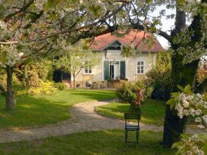 una casa blanca con un camino delante de ella en Villa Mimi, en Sopron