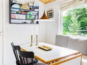 ein Esszimmer mit einem Tisch und einem Fenster in der Unterkunft 6 person holiday home in Nyk bing Sj in Nykøbing Sjælland