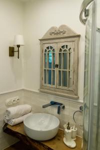 a bathroom with a sink and a medicine cabinet at Biały Domek in Purda