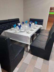 tavolo da pranzo con piatti e bicchieri di Гостиница Райхан a Atyraū