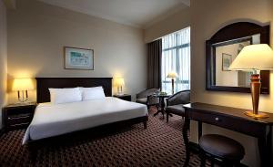Postel nebo postele na pokoji v ubytování Berjaya Penang Hotel
