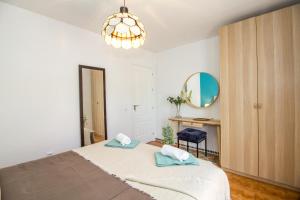 um quarto com uma cama com duas almofadas em A cozy and elegant townhouse across the beach em Torre de Benagalbón