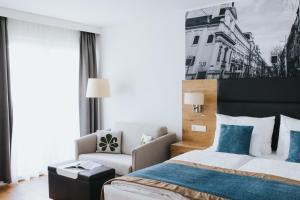 una camera d'albergo con letto e sedia di Parks 73 The Townhouse Hotel a Vienna