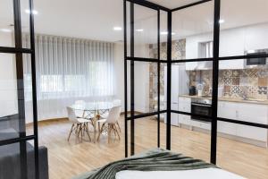 a kitchen and dining room with a table and chairs at Estúdio Corujeira in Porto