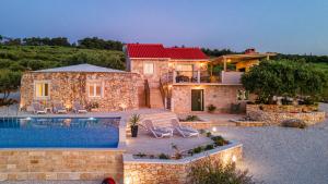 Bazén v ubytování Villa Lukrecija Stonehouse nebo v jeho okolí