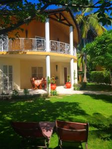 two chairs in the yard of a house at Villa Type Africaine in Saly Portudal