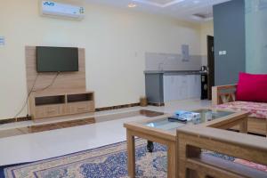 A television and/or entertainment centre at Al Farhan Qurtuba