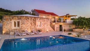Bazén v ubytování Villa Lukrecija Stonehouse nebo v jeho okolí