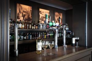 The lounge or bar area at Ship and Castle Hotel 