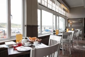 A restaurant or other place to eat at Ship and Castle Hotel 