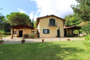 Pieve a MaianoにあるVillino Albaの前の緑の芝生の家