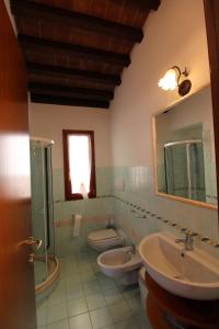 Pieve a MaianoにあるVillino Albaのバスルーム(洗面台2台、トイレ、鏡付)