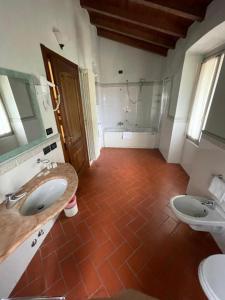 uma casa de banho com 2 lavatórios e um chuveiro em Bes Hotel Bergamo Cologno al Serio em Cologno al Serio