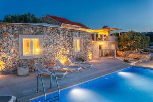 Bazén v ubytování Villa Lukrecija Stonehouse nebo v jeho okolí