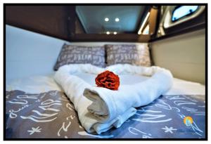 Giường trong phòng chung tại blue dreams sails