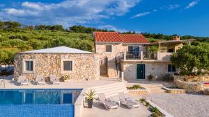 Bazén v ubytování Villa Lukrecija Stonehouse nebo v jeho okolí