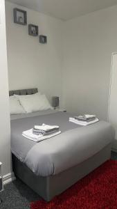 sypialnia z łóżkiem z dwoma ręcznikami w obiekcie bvapartments-Blackhouse w mieście Huddersfield