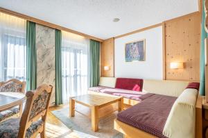 salon z kanapą i stołem w obiekcie Dietrich Comfort Appartements w mieście Telfs +35 zdjęć