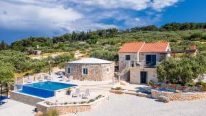 Bazén v ubytování Villa Lukrecija Stonehouse nebo v jeho okolí