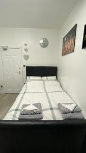 een bed met twee handdoeken in een kamer bij bvapartments-Queensgate 2 in Huddersfield