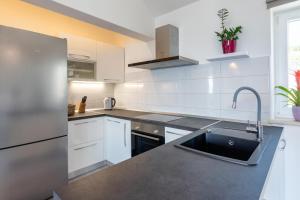 Kuchyň nebo kuchyňský kout v ubytování Villa Lukrecija Stonehouse