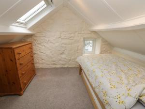 A bed or beds in a room at Springfield Cottage