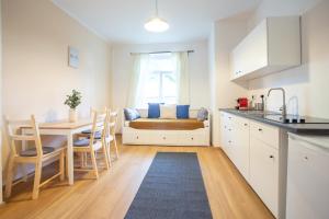 - une cuisine et une salle à manger avec une table et un canapé dans l'établissement FullHouse - Halle - B2 - Daylight Bathroom - Nespresso, à Halle-sur-Saale