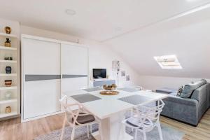ein weißes Wohnzimmer mit einem weißen Tisch und Stühlen in der Unterkunft Imperial apartment 1, 2 e 3 in Braga