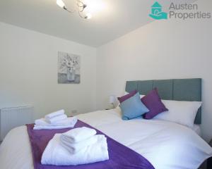 Ένα ή περισσότερα κρεβάτια σε δωμάτιο στο Modern 2 Bed House Walking Distance to Hospital