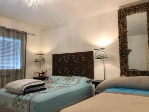 カルカソンヌにあるCasa Del Castellのベッドルーム1室(ベッド2台、鏡付)