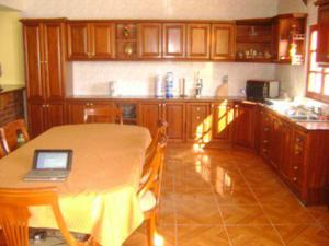 una cocina con mesa y ordenador portátil. en Hotel La Casona en Arica