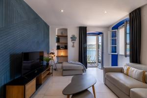 a living room with a couch and a tv at Casa Nostra : bienvenue chez nous ! in Saint-Florent