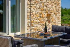 Posezení v ubytování Relax house surrounded by olives and vineyard